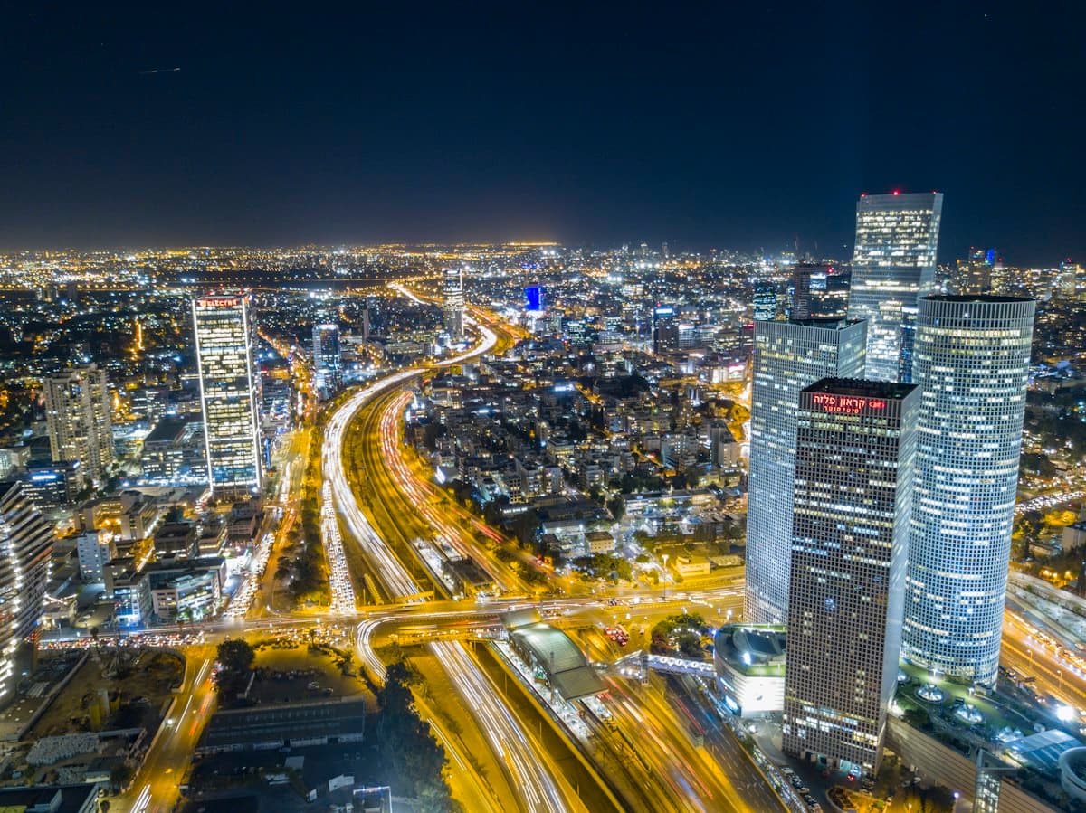 קו הרקיע של תל אביב בלילה